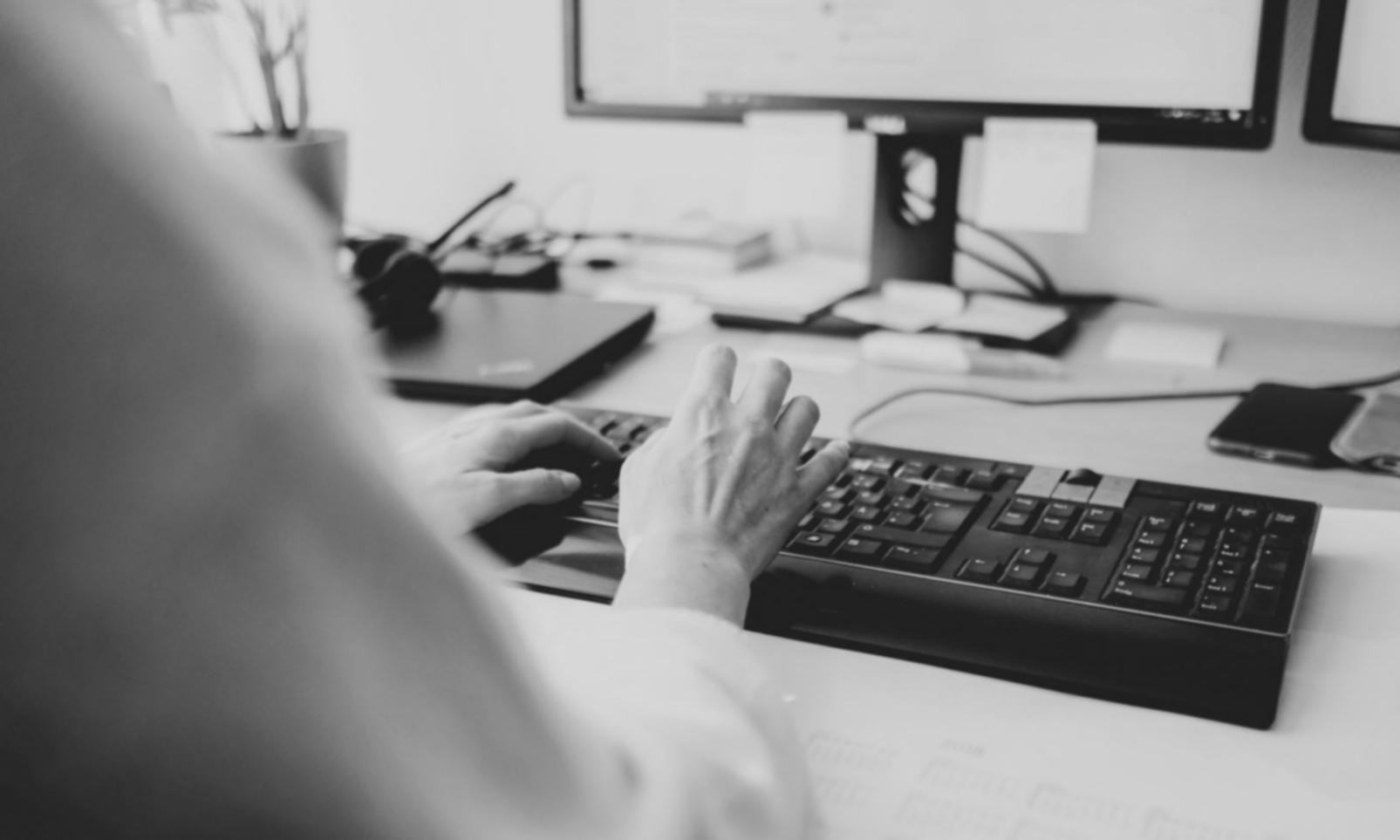 Moderne Finanzbildung mit digitalen Tools und Arbeitsplätzen